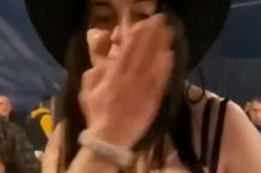 NOVI SNIMAK SA VAŠARA U ŠAPCU: Je l' moguće da OVO radi gostima? (VIDEO)