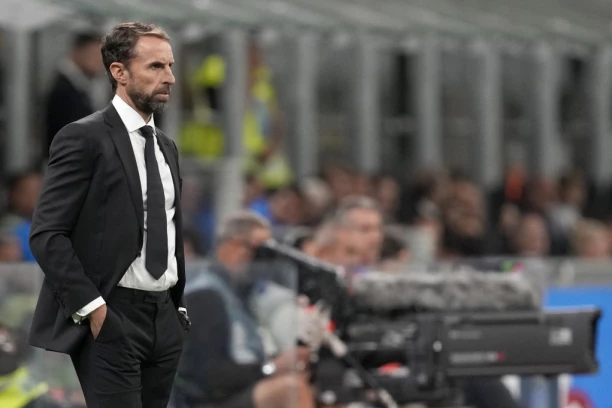 REPREZENTATIVCE ENGLESKE OD SAUTGEJTA PREUZIMA ŽENA?! Prestali da veruju u muške trenere