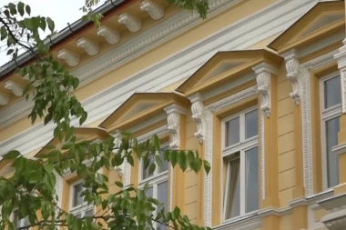 PRELEPO ZDANJE U SUBOTICI KRIJE MRAČNU TAJNU: Ispred ''Žute kuće'' svi ostavljaju vence, evo ŠTA je razlog!