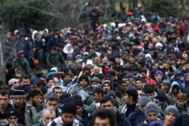 BAJDEN UKINUO KOVID MERE, SAD U STRAHU: Očekuje se najezda migranata!
