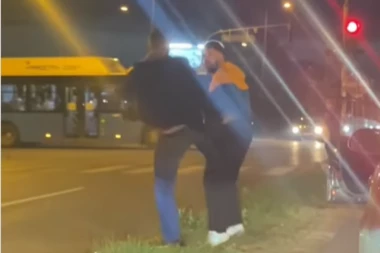 TUČA NA SEMAFORU U NOVOM SADU! Dva muškarca se biju kao da su u RINGU! (VIDEO)