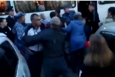 TUČA MOBILISANIH SA POLICIJOM U RUSIJI! Na silu ih gurali u autobuse, ljudi vikali: NEĆEMO U RAT, IDETE VI! (VIDEO)