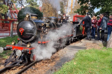 KAD NEMA UGLJA, IDE NA MASLINE: Austrijski voz isprobava novo gorivo, sve se puši kroz Beč (FOTO)