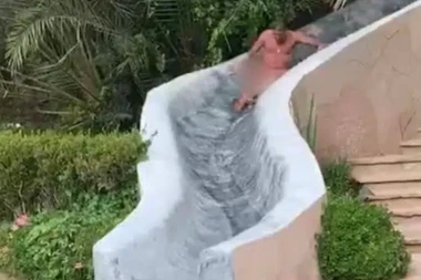 BAHANALIJE BLUDNOG BAJDENOVOG SINA: Goli vodeni tobogan i prostitutke u iznajmljenoj vili u Malibuu! (VIDEO)