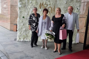 Sestra POKOJNOG Šabana Šaulića stigla na venčanje: Prvi put u javnosti otkrila šta misli o MLADI! (FOTO)