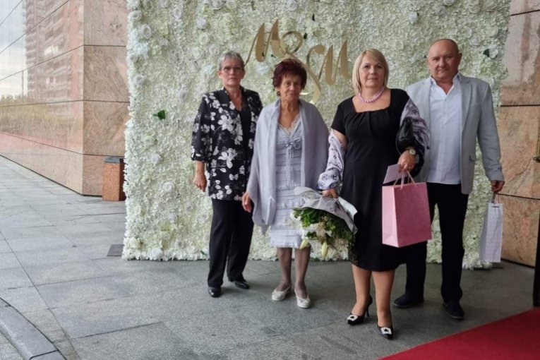 Sestra Šabana Šaulića, Sarajka Cakić u sivoj kombinaciji 