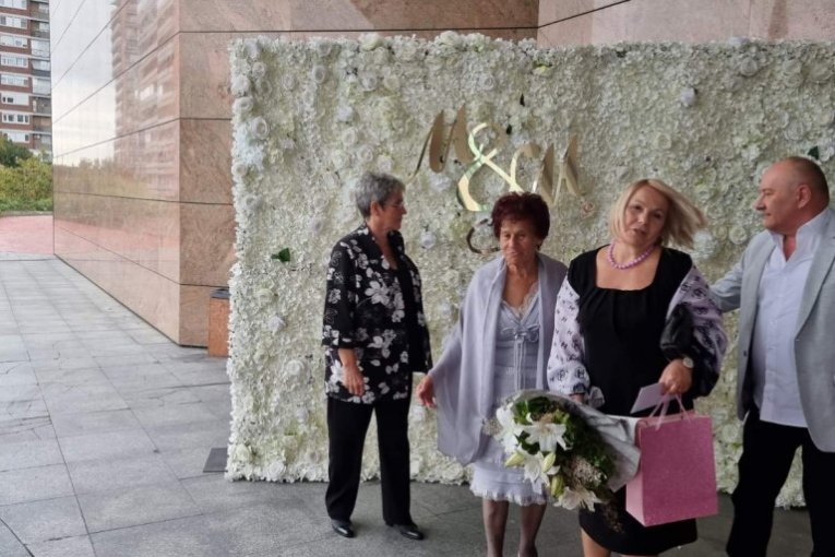 Sestra Šabana Šaulića, Sarajka Cakić u sivoj kombinaciji 