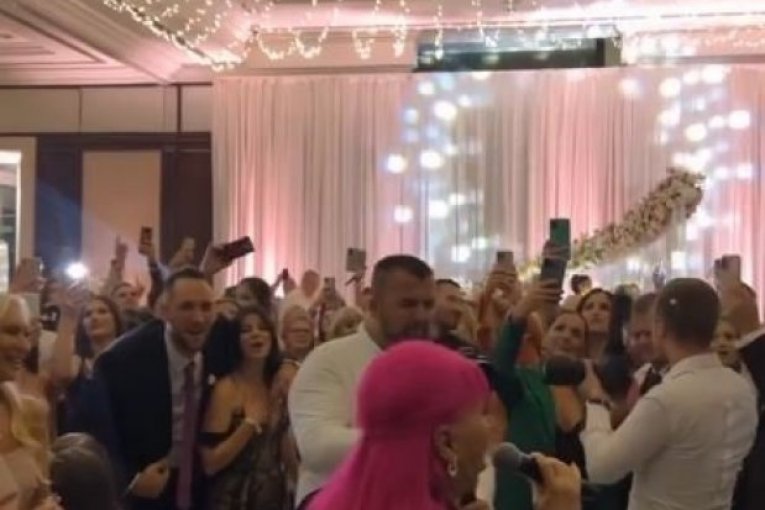 Isplivale fotografije građanskog venčanja  Mihajla i Marine