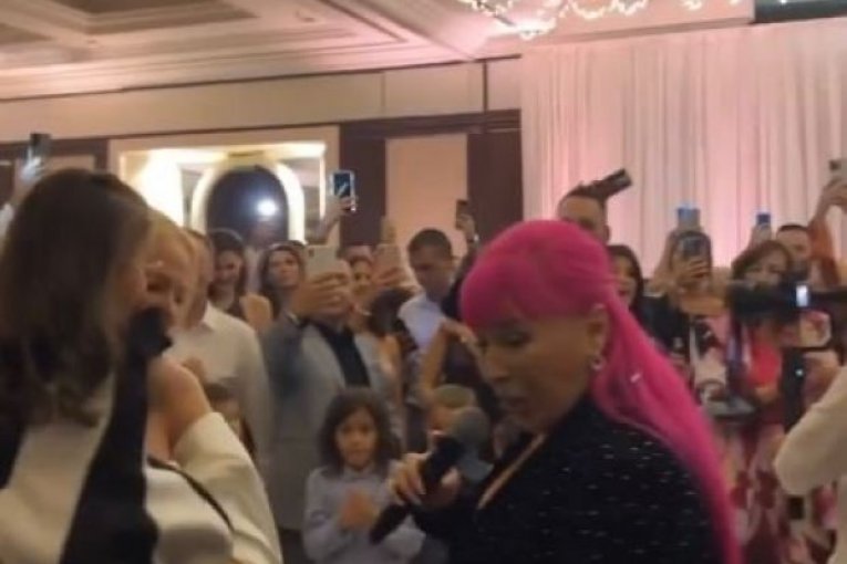 Isplivale fotografije građanskog venčanja  Mihajla i Marine