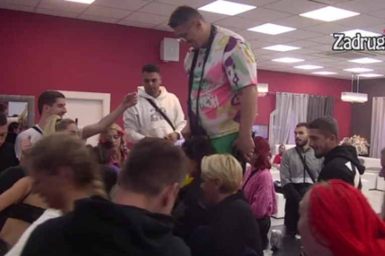 KARAMBOL! Kristijan Golubović skočio na sto, pa URLAO iz petnih žila, zadrugari frapirani njegovim ponašanjem! (VIDEO)