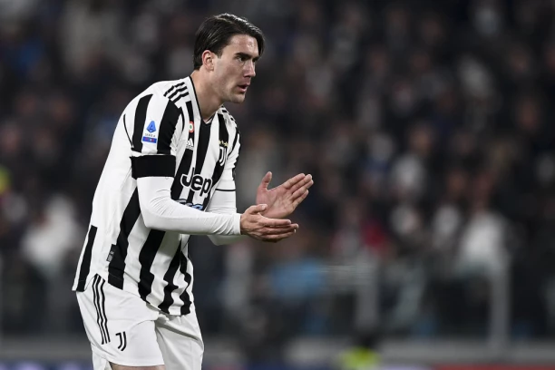 LUDNICA U TORINU! Agonija Juventusa se NASTAVLJA! Vlahoviću PONIŠTEN gol! Raspadori OTVORIO šampionski šampanjac! (VIDEO)