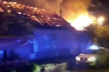 VATRA GUTA SVE OKO SEBE! Nekoliko lokala izgorelo u požaru u Titelu! (VIDEO)