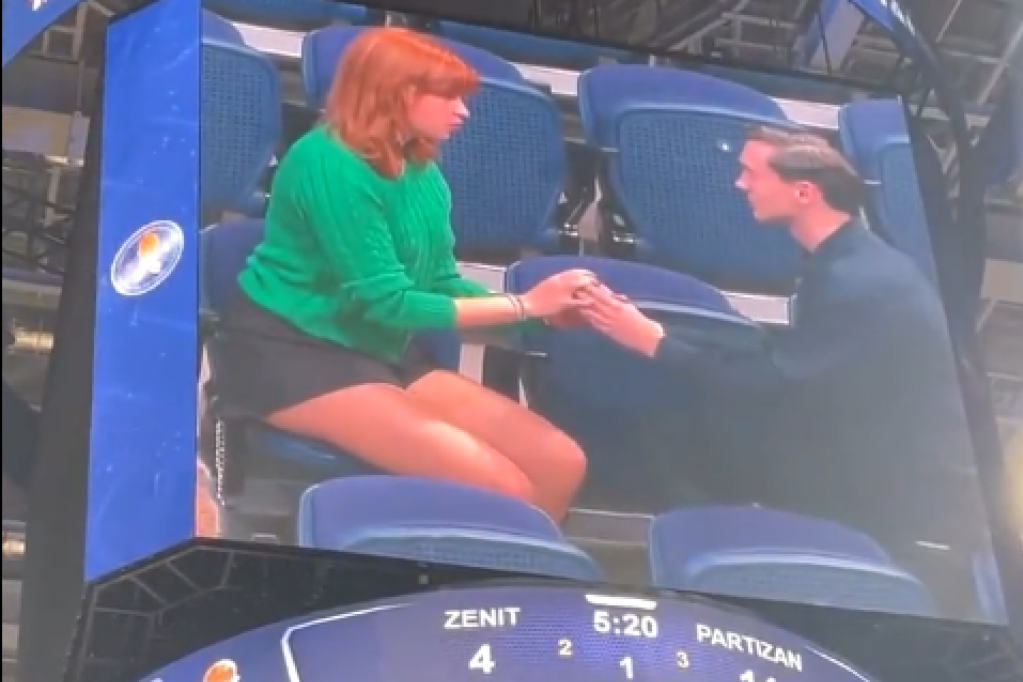Navijač na utakmici Partizana zaprosio devojku, ona rekla NE! Njihove reakcije posle odbijanja su postale VIRALNE! (VIDEO)