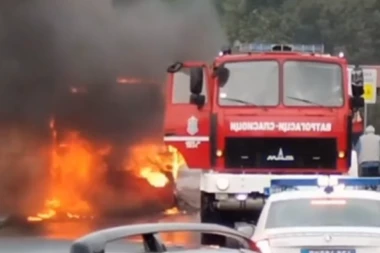 Izgoreo autobus na liniji 405! Ništa od njega nije ostalo! (VIDEO)