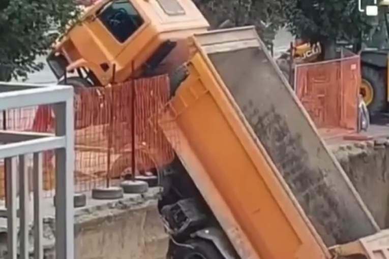 Umalo tragedija na gradilištu u Inđiji! Kamion krenuo u rikverc i stropoštao se u rupu duboku nekoliko metara! (VIDEO)