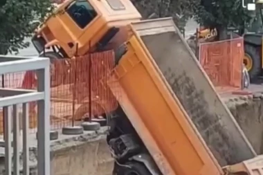 Umalo tragedija na gradilištu u Inđiji! Kamion krenuo u rikverc i stropoštao se u rupu duboku nekoliko metara! (VIDEO)