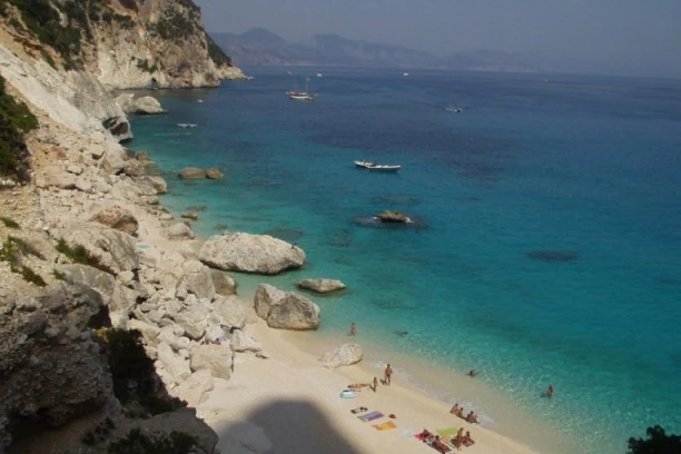 DRAMA KOD SUTOMORA! Devojka upala u nevolju na plaži, angažovani i pomorski spasioci!