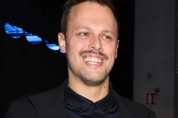 SEVERINA PALA U ZABORAV: Igor Kojić uživa u zimskoj idili sa LEPOM GLUMICOM! Ćerka je poznatih roditelja, a OVAJ detalj ih je odao! (FOTO)