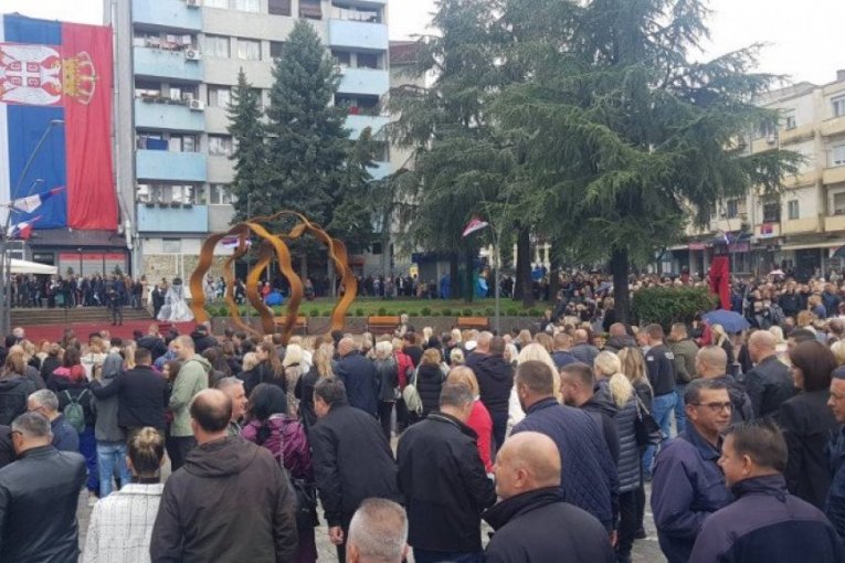 MUČKI NASTRADALI OD STRANE ALBANSKIH TERORISTA: U Kosovskoj Mitrovici otkriven spomenik braći Milić (FOTO)