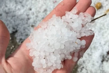 NA BAČKI PETROVAC SE SRUČIO GRAD: I u drugim delovima zemlje se očekuje NEVREME (VIDEO)