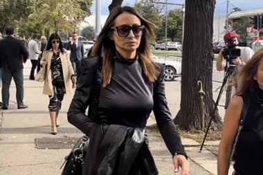 ŽENA U CRNOM! Jedina dama Belivukovog klana se pojavla na suđenju u ovoj odevnoj kombinaciji!  (FOTO, VIDEO)