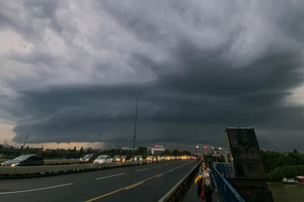 MRAČI SE NEBO NAD SRBIJOM! Počeo da pada grad u ovom delu zemlje, vetar olujne jačine gura nevreme ka BEOGRADU