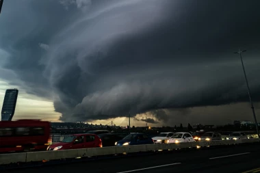 RHMZ IZDAO HITNO UPOZORENJE: Ovi delovi Srbije biće pogođeni GRMLJAVINOM i pljuskovima, evo KADA nas očekuje nevreme!