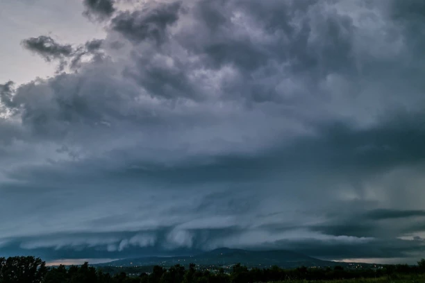 U NAREDNA DVA SATA STIŽU PLJUSKOVI SA GRMLJAVINOM! Najnovije upozorenje RHMZ