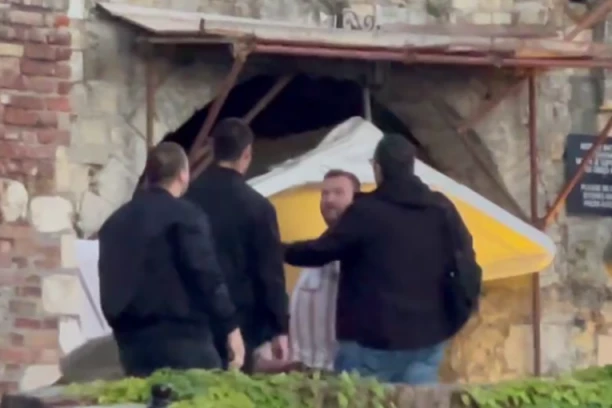 TUČA NA KALEMEGDANU: Obezbeđenje krenulo da tuče oca, umešao se maloletni sin