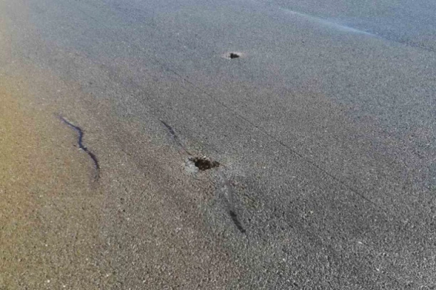 GROM OŠTETIO PISTU NA BEOGRADSKOM AERODROMU: Obustavljeni svi letovi! (FOTO)