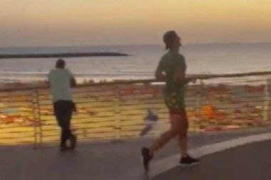 Đoković se spustio među narod! Novak na plaži u Tel Avivu! (VIDEO)