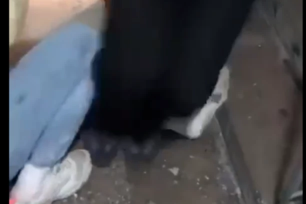 STRAŠNO! Mladi u Rusiji NAMERNO LOME NOGE kako bi izbegli MOBILIZACIJU! Ovaj mladić je zamolio drugara da mu to uradi! (UZNEMIRUJUĆI SNIMAK)