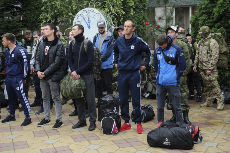 BOLJE OVO, NEGO ZATVOR! Rus ne pristaje na mobilizaciju, otišao da živi u šumi!