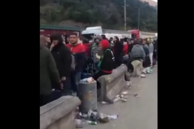 SAMO DA SE SPASE ŽIVA GLAVA SA RAMENA! Rusi panično beže iz zemlje, na granici sa Gruzijom HAVARIJA! (VIDEO)