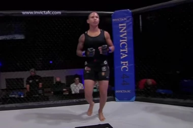 OPSOVALA DIZNI: Skandal u MMA karavanu - borkinja iz Dominikane gola do pojasa iskazala nezadovoljstvo! (FOTO)