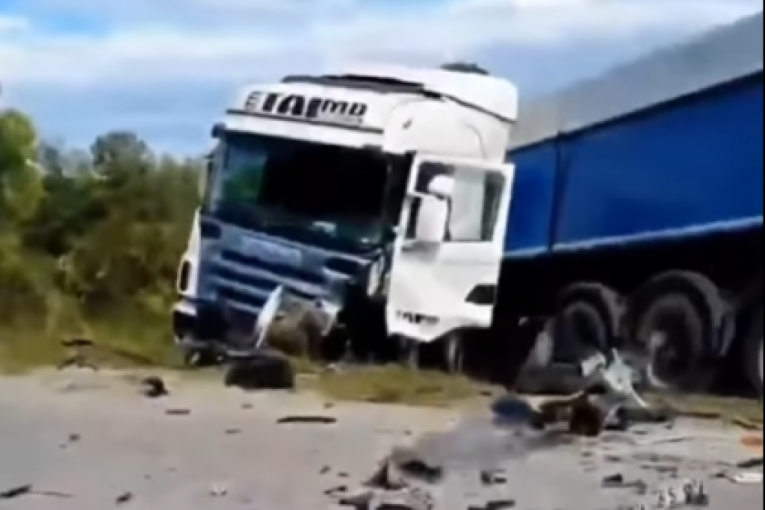 TEŠKO POVREĐEN MLADIĆ! Žestok sudar kamiona i automobila kod Prokuplja! (VIDEO)
