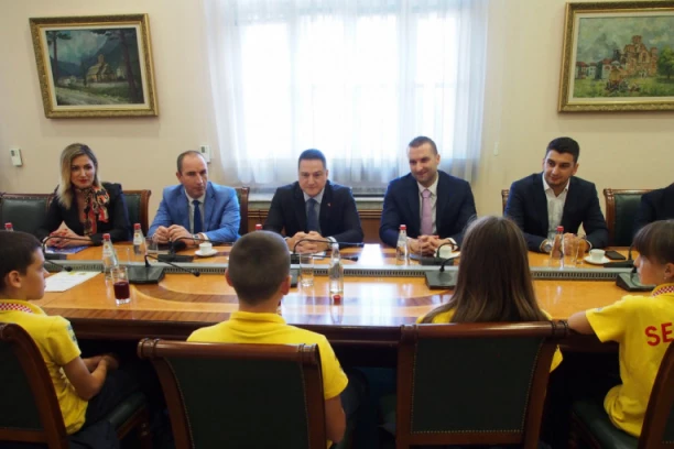 Svečani prijem za osnovce u Vladi Srbije: AMSS reprezentativci osvojili prvo mesto na Evropskom takmičenju u poznavanju saobraćaja