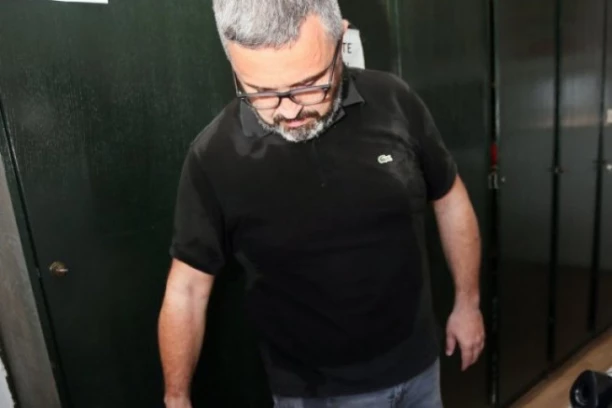 INCIDENT NA TERAZIJAMA: Napadnut glavni urednik Informera Dragan J. Vučićević! (FOTO)