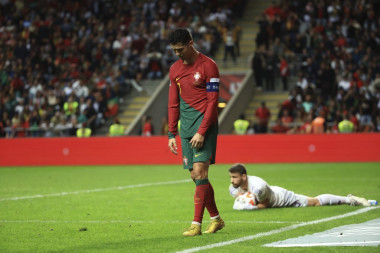 ZEMLJOTRES: Ronaldo prectran u Mančesteru - IZBAČEN