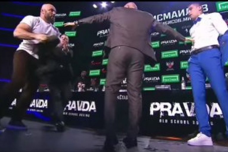 ŽESTOKO OD SAMOG STARTA: Uvertira za predstojeći meč - tuča boksera na konferenciji za medije! (VIDEO)