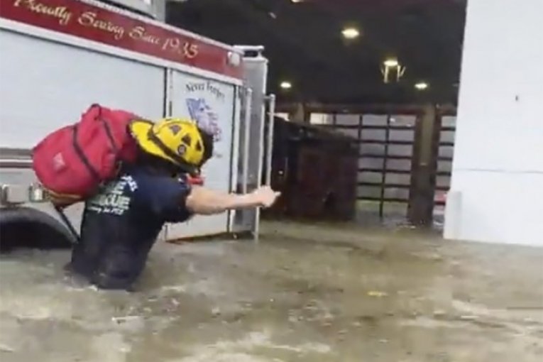Šok snimak kruži mrežama - tvrdi se da ajkule plivaju ulicama Floride: Razorne posledice uragana Ijan! (FOTO, VIDEO)