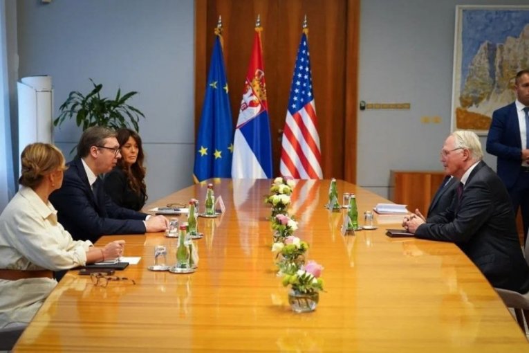 Vučić sa ambasadorom HILOM O GORUĆIM PITANJIMA