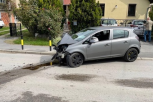 KARAMBOL U KALUĐERICI: Automobilom se zakucao direktno u banderu, automobil potpuno uništen (FOTO)