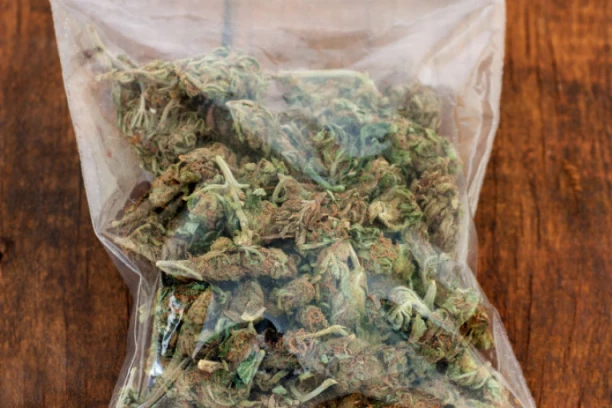 DEDA DILER IZ KOVINA: Uhvaćen sa kesom punom narkotika!