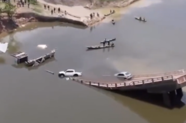 HOROR U BRAZILU! Srušio se most na auto-putu! Automobili pali u reku! VATROGASCI IZVLAČE MRTVE I POVREĐENE! (VIDEO)