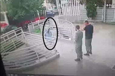 SERIJSKI SILOVATELJ NEPOZVAN SE POJAVIO ISPRED RTV PINK! Hteo da da izjavu! OTERAN!