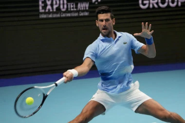 PONOVO HEROJ: Đoković rasplakao mladog navijača koji će ovaj trenutak pamtiti ceo život! (VIDEO)