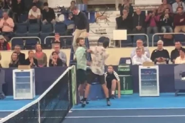Odgurivanje i razmena udaraca: Nezapamćeni skandal potresa teniski sport - pokušali su da se obračunaju i reketima! (VIDEO)