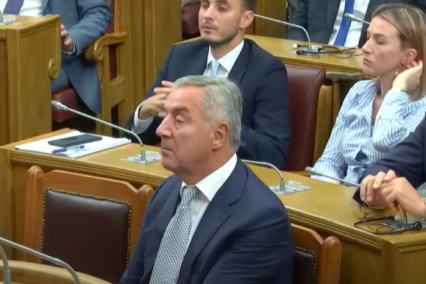 NAJKRAĆA SEDNICA U ISTORIJI! Presedan u Skupštini Crne Gore! Milo Đukanović nije ni dobio reč! (VIDEO)