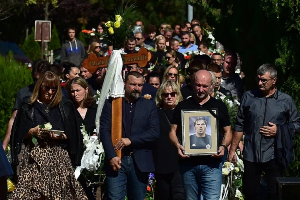 Sahrana Radovana Radakovića protekla bez Vučelića i Vazure! (FOTO GALERIJA)